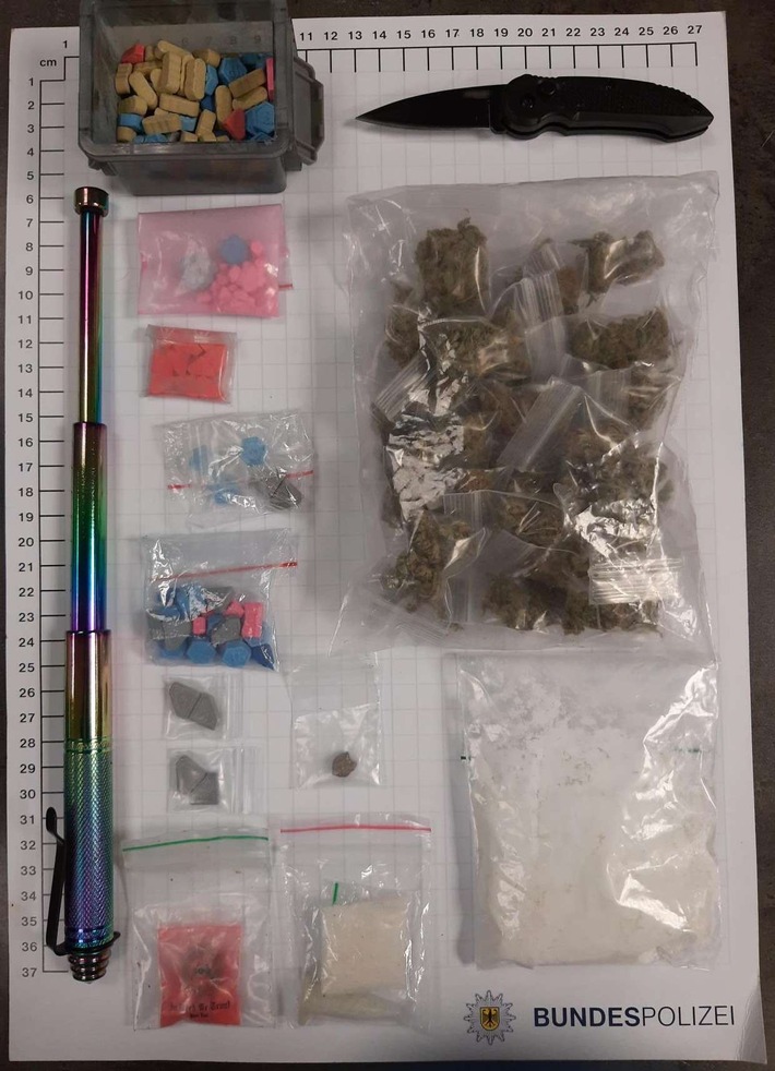 BPOL NRW: Cannabis, Amphetamine, Crystal Meth, Ecstasy - Bundespolizei stellt 21-Jährige mit Drogen