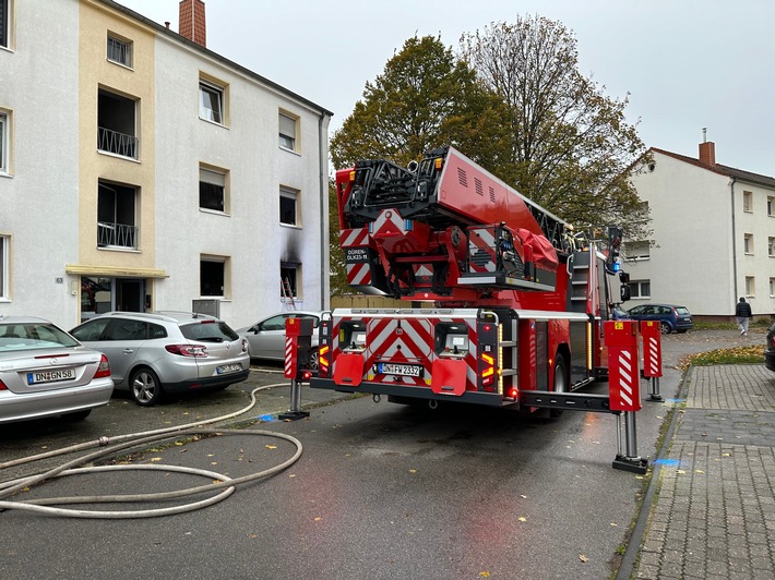 FW Düren: Zimmerbrand mit Menschenleben in Gefahr