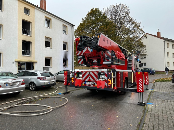 FW Düren: Zimmerbrand mit Menschenleben in Gefahr