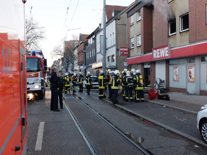 FW-GE: Wohnungsbrand in Gelsenkirchen Erle; 9 verletzte Personen, hoher Sachschaden