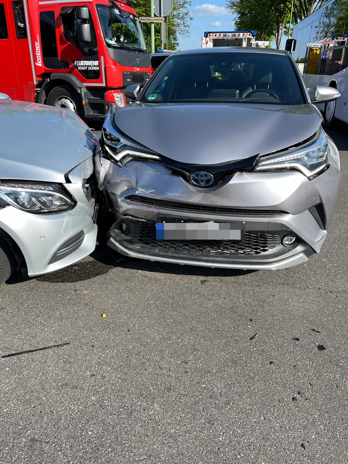 POL-DN: Unfall auf der Kreuzung