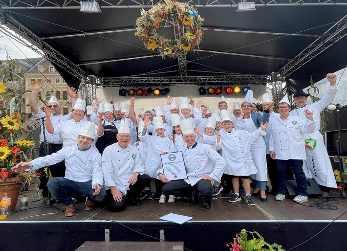 Neuer RID-Weltrekord: Internationaler Kochkunstverein Leipzig 1884 e.V. kocht weltweit »größte Portion Leipziger Allerlei« (542 kg) als Spende an caritative Vereine. Staatsministerin Barbara Klepsch (CDU) hilft Köchen bei Zubereitung und Verteilung.