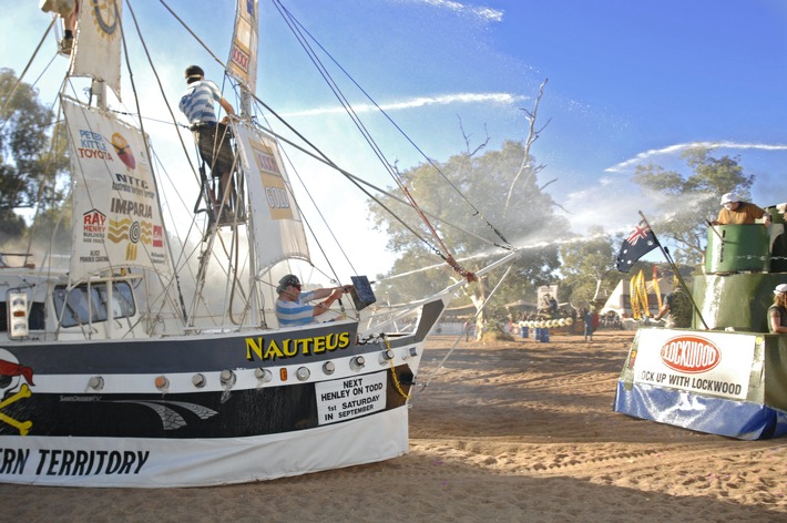 Die skurrilsten Festivals in Australien / Bootsrennen ohne Wasser, Skifahren in Melonen, Weitwurf mit Thunfisch - Australia Unlimited stellt die verrücktesten Wettbewerbe in Down Under vor