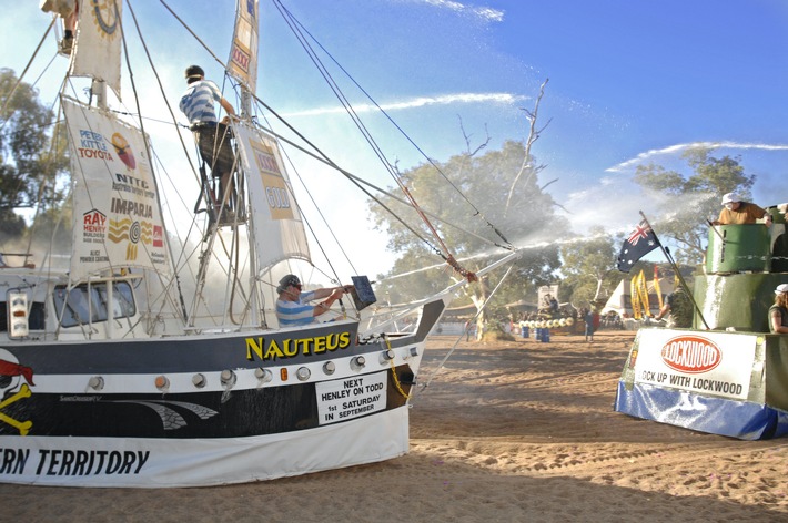 Die skurrilsten Festivals in Australien / Bootsrennen ohne Wasser, Skifahren in Melonen, Weitwurf mit Thunfisch - Australia Unlimited stellt die verrücktesten Wettbewerbe in Down Under vor