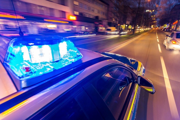 POL-ME: Bei Kontrolle: Autofahrer fährt auf Polizisten zu - Velbert - 2112026