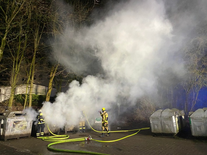 FW-EN: Verkehrsunfall und wieder brennende Altpapiercontainer in der Nacht