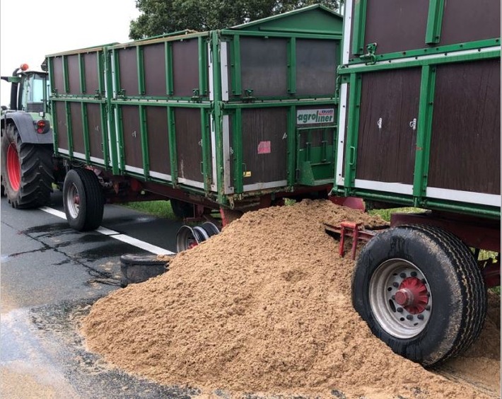POL-MI: Reifenplatzer: Traktor-Gespann verliert auf Diepholzer Straße Sand