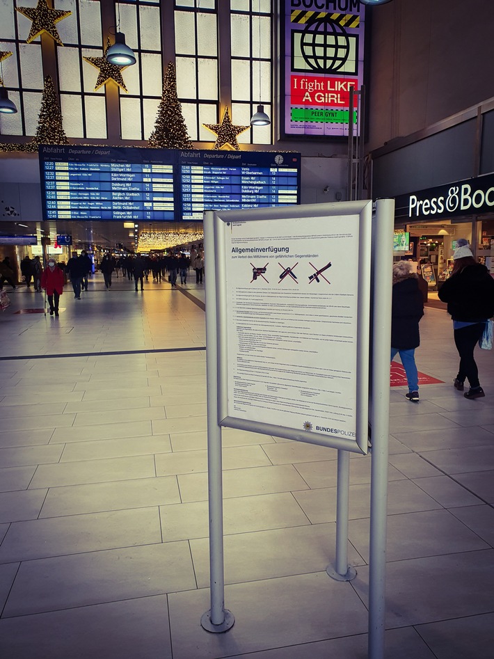 BPOL NRW: Waffenverbotszone im Düsseldorfer Hauptbahnhof - Bundespolizei kontrolliert am Wochenende nach gefährlichen Gegenständen