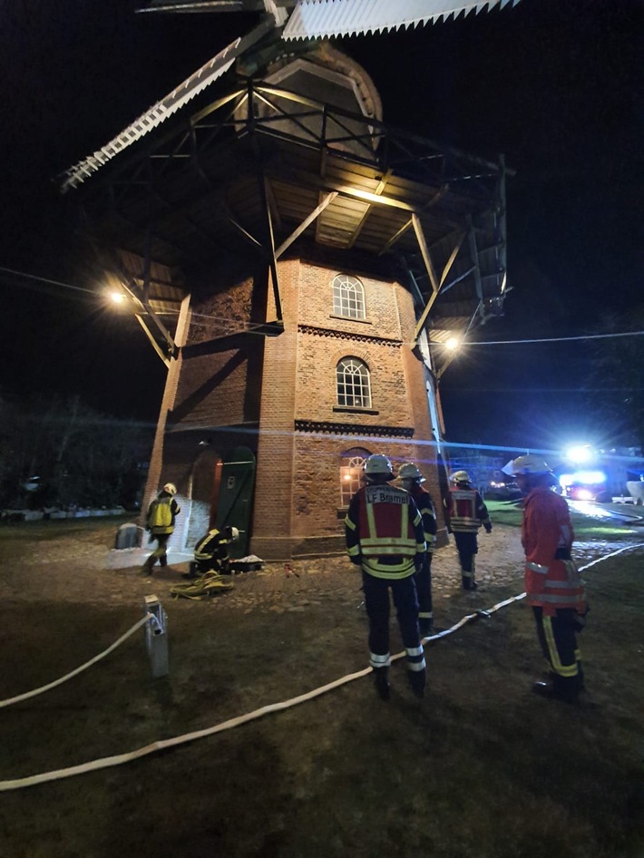 FFW Schiffdorf: Feuerwehr wird zur Schiffdorfer Mühle gerufen: Lagerfeuer in der Nachbarschaft