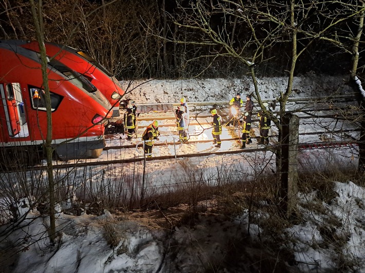 FF Olsberg: Zug wegen technischem Defekt in Olsberg evakuiert
