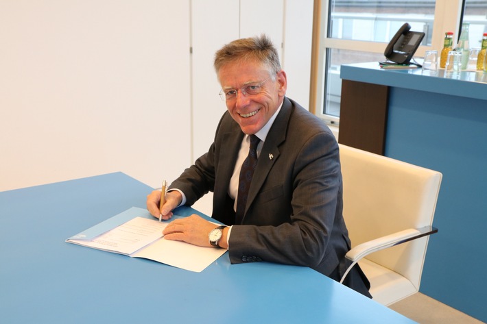 POL-NE: Landrat und Leiter der Kreispolizeibehörde Hans-Jürgen Petrauschke unterzeichnet Kooperationsvereinbarung mit den Jugendämtern