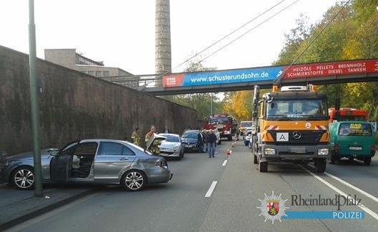 POL-PPWP: Lkw rammt Pkw - gegen Mauer gekracht