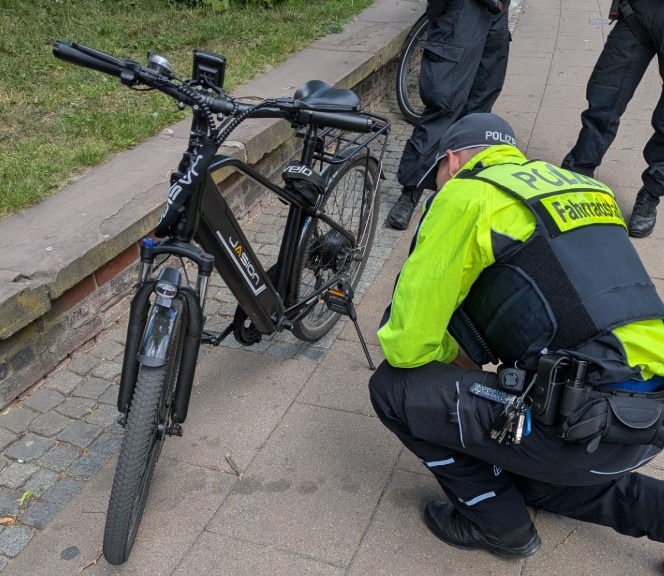 POL-LG: ++ Polizei kontrolliert motorisierte Fahrräder und Elektrokleinstfahrzeuge im Stadtgebiet ++ Mehrere Fahrräder sichergestellt ++ 37 Straftaten in wenigen Stunden registriert ++