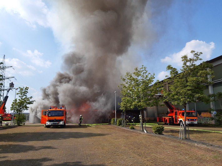 FW-MH: Ehemaliger Lebensmittelmarkt im Vollbrand - Keine Personen im Gebäude - Erstmeldung