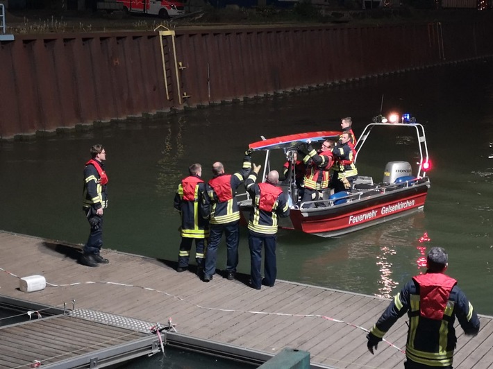FW-GE: Amtshilfeersuchen der Wasserschutzpolizei führt zu nächtlichem Feuerwehreinsatz im Stadthafen / Verirrtes Ruderboot treibt herrenlos im Stadthafen von Gelsenkirchen