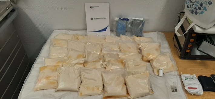 BPOL NRW: Fahndungserfolg der Bundespolizei; Niederländer mit 27,75 Kilogramm Amphetamin und 1040 Gramm Heroin auf der Bundesautobahn A 3 festgenommen