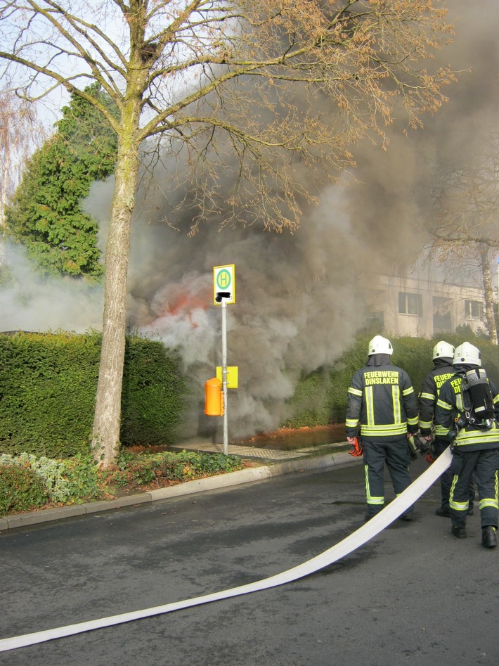 FW Dinslaken: Brand zerstört Gartensauna