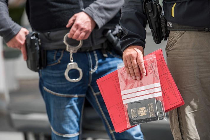 Bundespolizeidirektion München: Entsorgte Dokumente und Versteck in der Bustoilette/ Bundespolizei bringt zwei Migranten in Haft