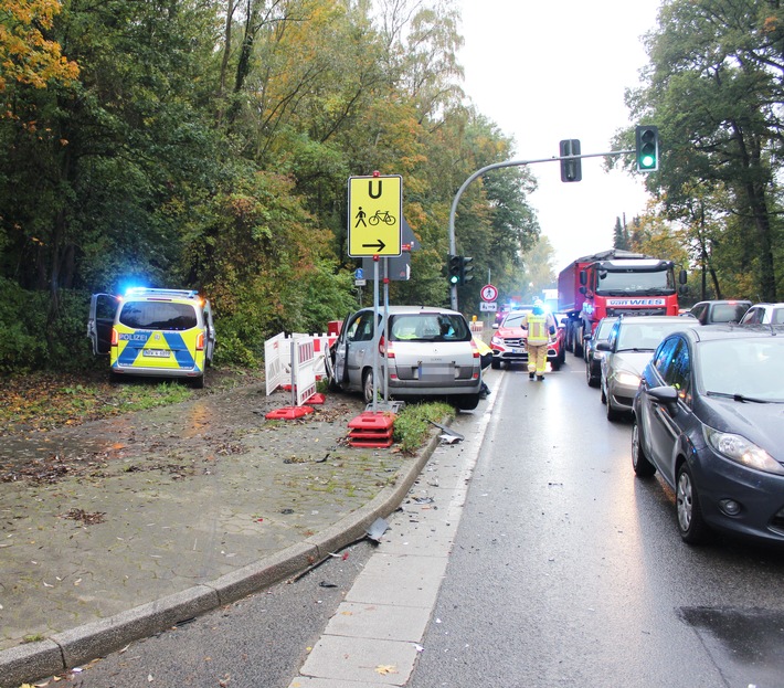 POL-ME: Unfall mit Beteiligung eines Streifenwagens - zwei Personen leicht verletzt - Monheim am Rhein - 2110102