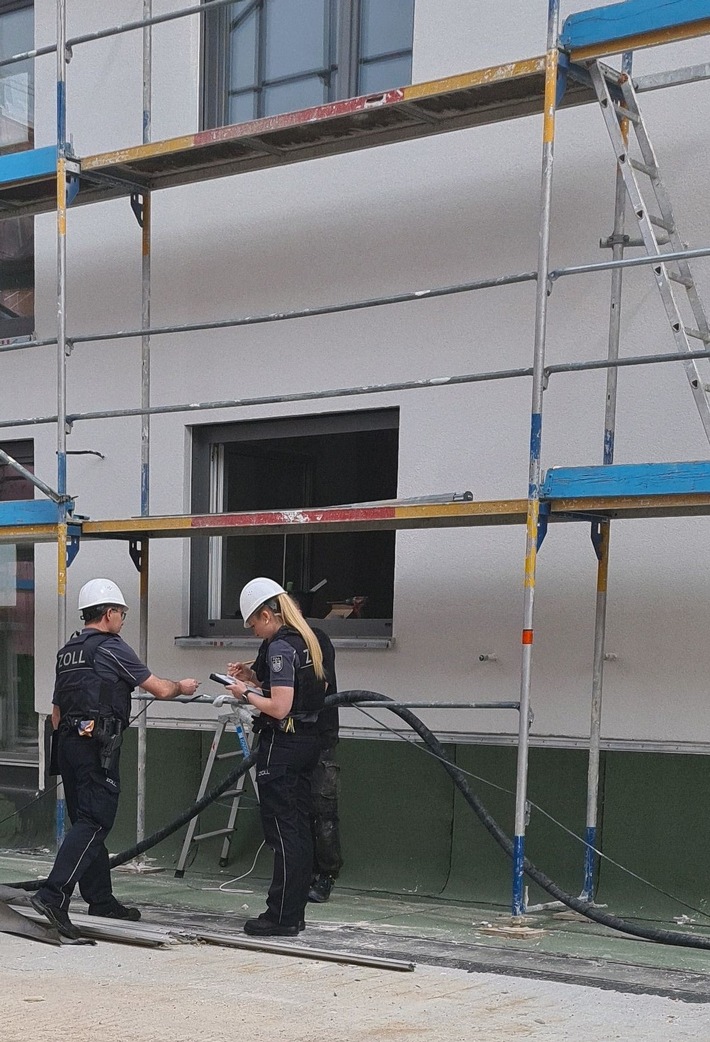 HZA-RO: Versteckspiel auf Baustelle / Zoll übergibt zwei gesuchte Personen bei Schwarzarbeitskontrolle der Polizei