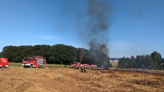 POL-PPWP: Strohballen-Presse verursacht Feldbrand