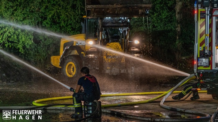 FW Hagen: Brand auf Kompostierungsanlage, stundenlanger Einsatz für die Feuerwehr