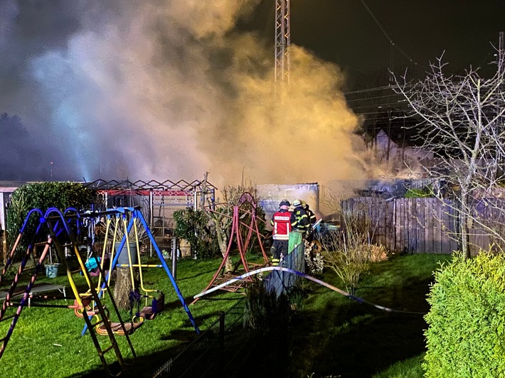 FW-DO: 13.03.2024 - Feuer in Mengede Gartenlaube bei Brand komplett zerstört. Zwei weitere Lauben wurden beschädigt. Glücklicherweise wurde niemand verletzt.