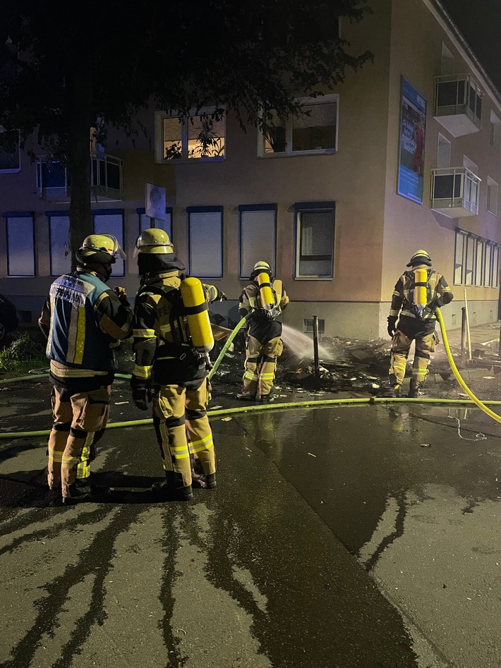 FW-E: Sperrmüllbrand vor einem Mehrfamilienhaus - Feuerwehr verhindert Brandausbreitung