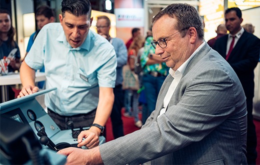 Neues Personal für die Bahnen: NRW-Verkehrsminister Krischer besucht erfolgreiche Recruitingmesse in Essen