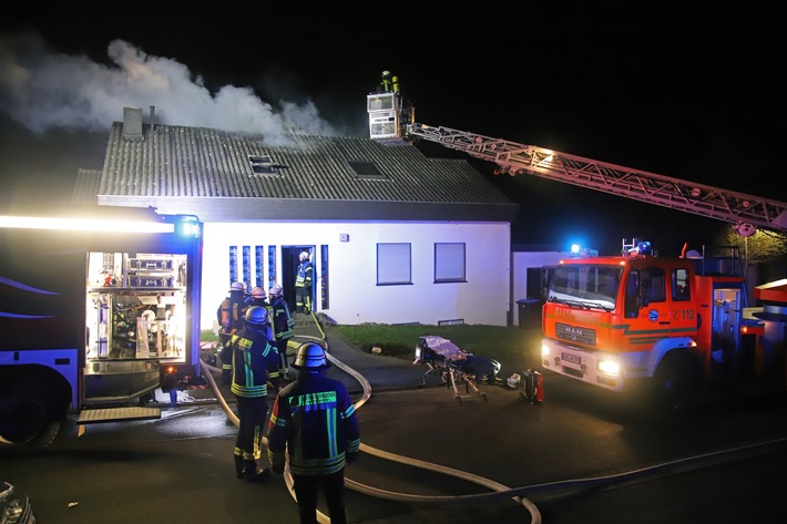 FW LK Neunkirchen: Wohnhaus nach Brand im Dachgeschoss unbewohnbar