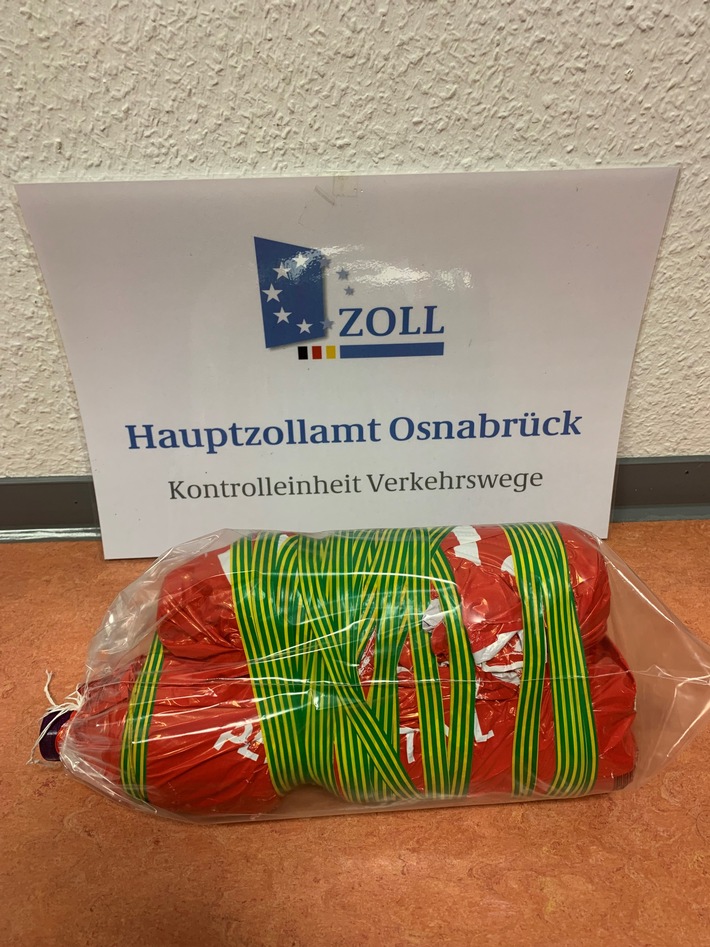 HZA-OS: Osnabrücker Zöllner entdeckten 3 Liter flüssiges Amphetamin im Motorraum; Drogenkuriere wurden festgenommen