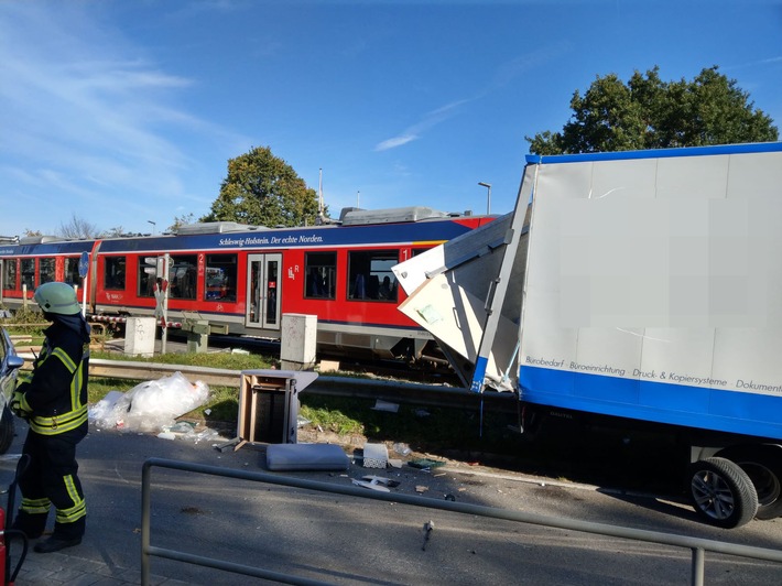 FW-RD: Zug kollidiert mit LKW : Zwei Leichtverletzte