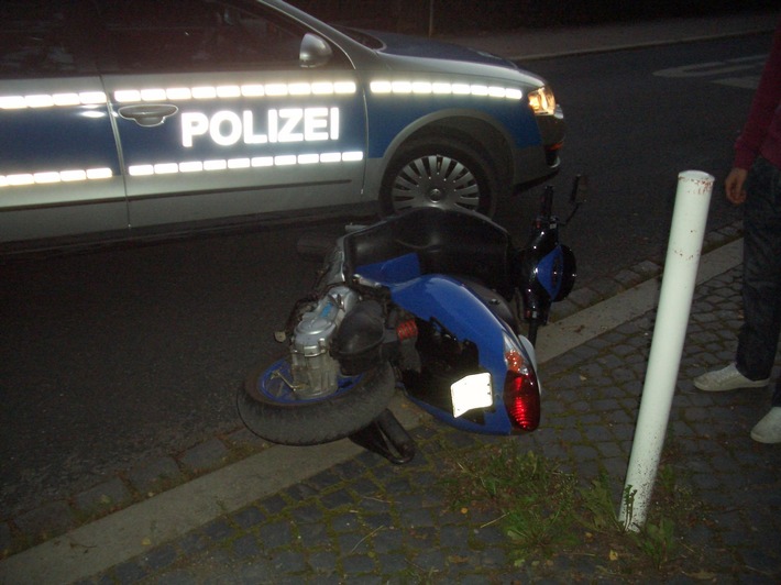 POL-HI: Rollerfahrer flüchtet vor Polizeikontrolle Verfolgungsfahrt endet mit Unfall