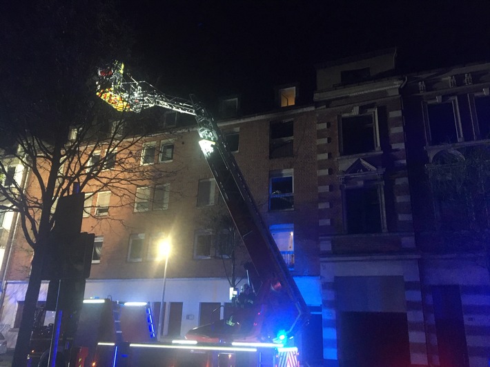 FW-GE: Feuer zerstört Wohnung in Heßler
