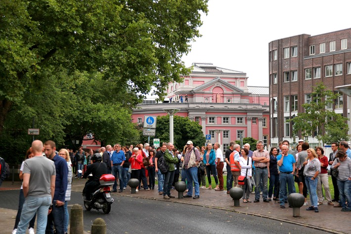 FW-E: Feuer im Keller des &quot;Deutschlandhauses&quot; an der Lindenallee