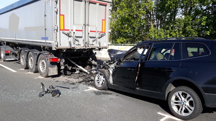 POL-MI: Autofahrer fährt in Stauende: 50-Jähriger tödlich verletzt
