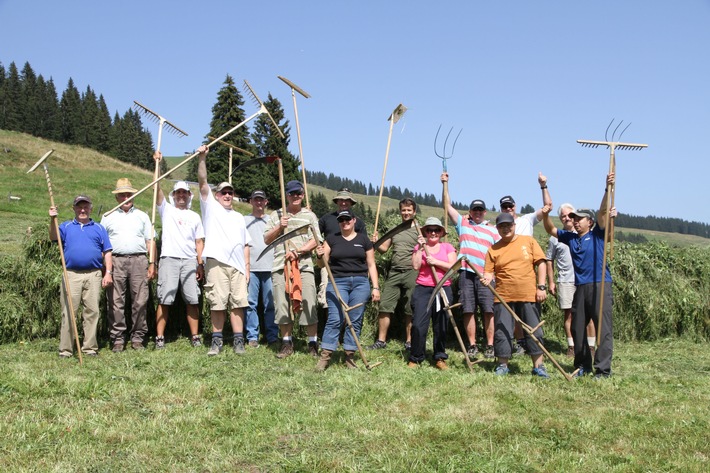 "Bürostuhl trifft Melkschemel und Anzug auf Lederhose" - Geschäftsleute bestreiten einen Tag im Leben eines Bergbauern - BILD