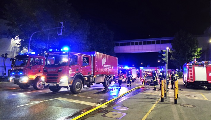 FW-AR: Chemieunfall in einer Produktion für Hygienepapier - Nächtlicher Großeinsatz der Feuerwehr Arnsberg