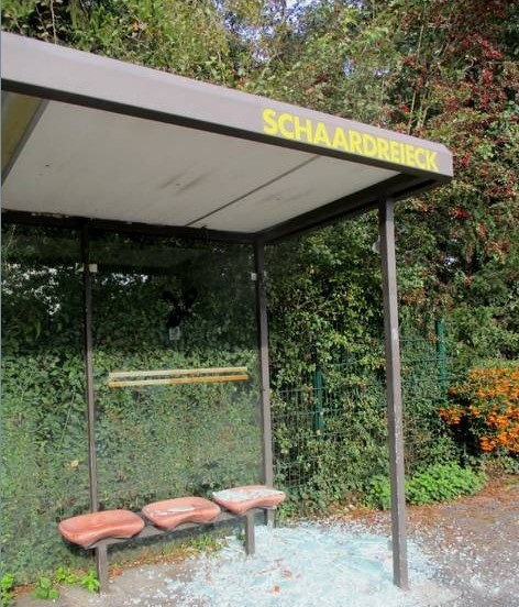 POL-WHV: Unbekannte zerstörten die Scheibe der Bushaltestelle (FOTO) im Wiesenhof - Polizei bittet um Hinweise