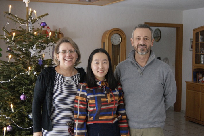 Gastfamilien in ganz Deutschland erleben ein besonderes Weihnachtsfest: Sie nehmen internationale Studierende als "Familienmitglied auf Zeit" bei sich auf (Symbolbild). Weiterer Text über ots und www.presseportal.de/nr/77566 / Die Verwendung dieses Bildes ist für redaktionelle Zwecke honorarfrei. Veröffentlichung bitte unter Quellenangabe: "obs/Experiment e.V./Vanessa Arslan"