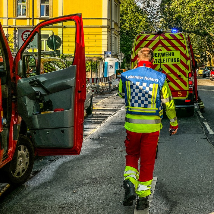 FW Dresden: Massenanfall von Verletzen nach Blitzeinschlag