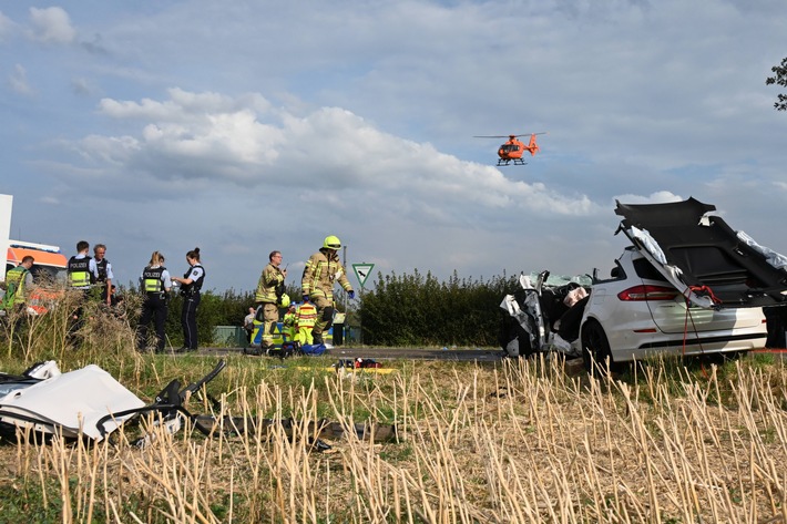 FW Pulheim: Schwerer Verkehrsunfall in Pulheim - Rettungshubschrauber im Einsatz