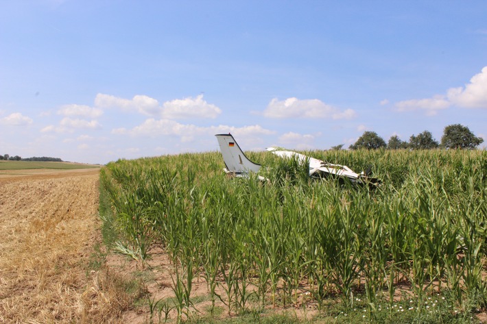 POL-PDWIL: Notlandung eines Flugzeugs des Typs Cessna in einem Maisfeld.