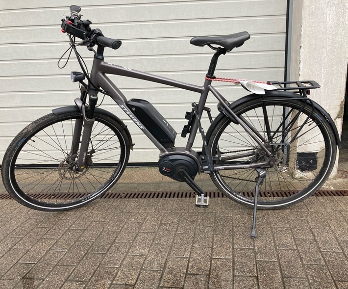 POL-BI: Fahrrad im Vorgarten- Eigentümer gesucht