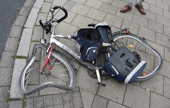 POL-MG: Ergänzung zu: "Unfall beim Abbiegen: Fahrrad gerät unter Lkw - 75-Jähriger nur leicht verletzt" - Bilddatei
