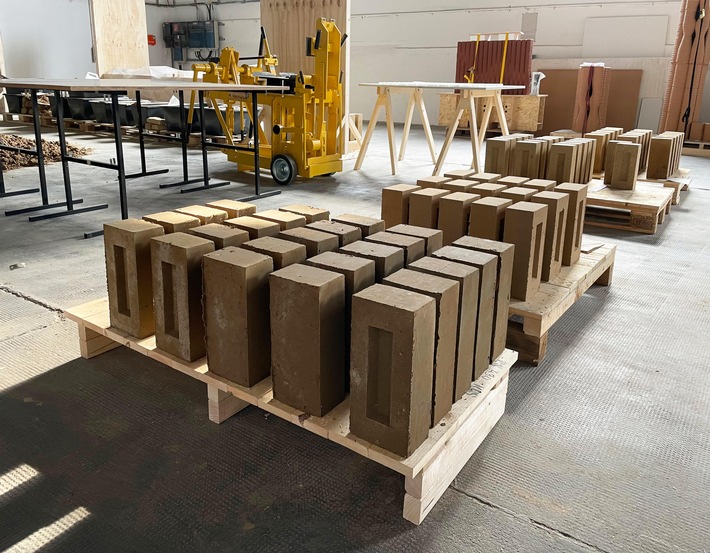 Produktion von nachhaltigen Lehmsteinen © Bauhaus Erde .jpg