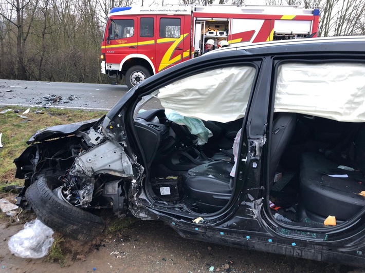 FW Lügde: Verkehrsunfall mit eingeklemmten Personen