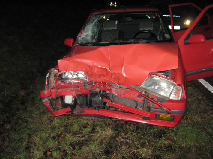 POL-HOL: Bundesstraße 64: Amelungsborn - Negenborn: Auf Erntemaschine aufgefahren  - Fahrer leicht verletzt -