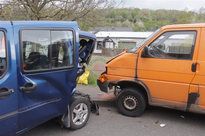 POL-HX: Auf geparkten Wagen aufgefahren - Zwei Personen verletzt