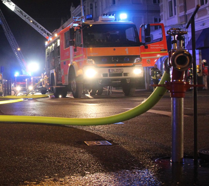FW-BN: Wohnungsbrand in Bonner Nordstadt - Feuerwehr rettet 18 Anwohner über Leitern